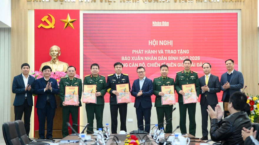 Trao tặng Báo Xuân Nhân Dân tới cán bộ, chiến sĩ biên giới, hải đảo