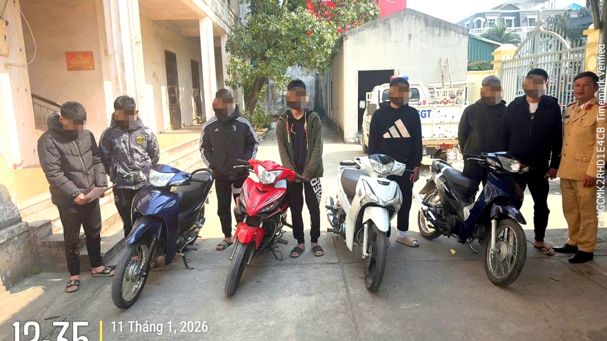 Lạng lách, không mũ bảo hiểm: Nhóm thanh thiếu niên bị xử phạt hơn 100 triệu đồng