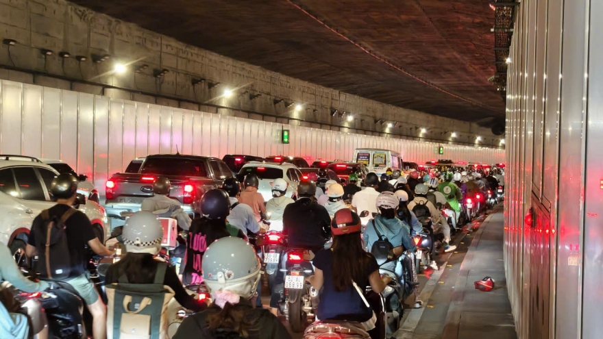 4 ô tô va chạm ở hầm Thủ Thiêm khiến ùn tắc kéo dài ở trung tâm TP.HCM