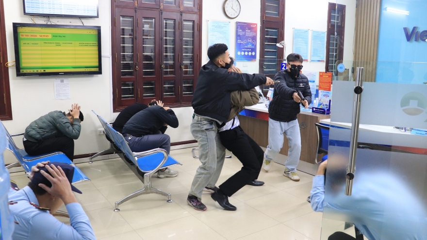 Diễn tập chống cướp ngân hàng, khống chế đối tượng có súng giữa Thủ đô