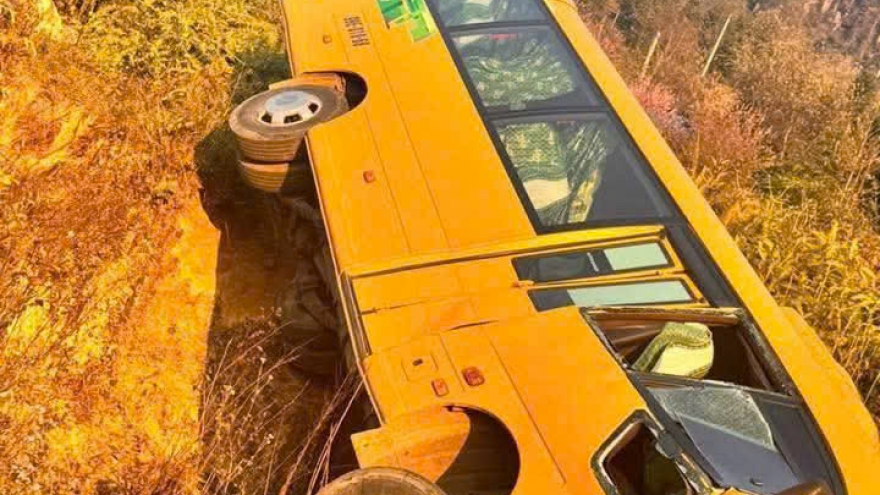 Xe khách chở 20 người lao xuống taluy âm ở Sa Pa