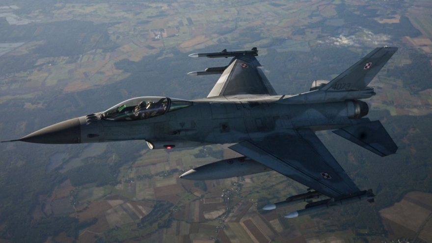 Ba Lan mở lại không phận phía Đông