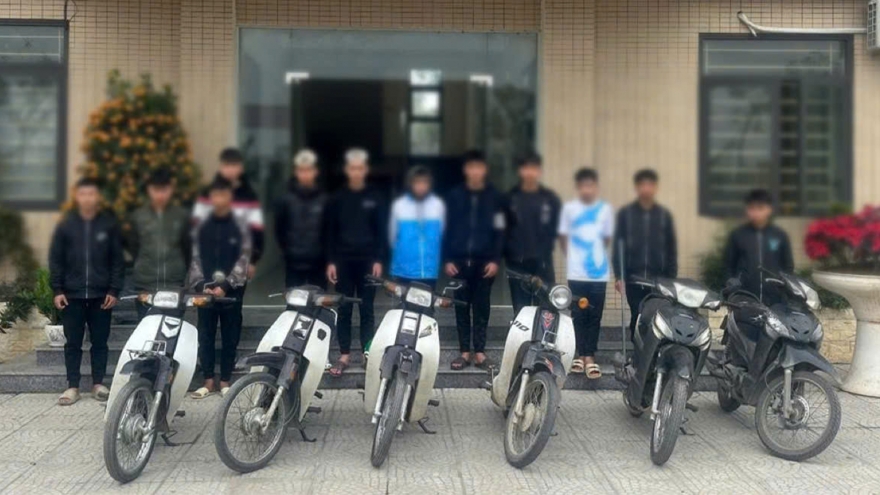 Xử lý 12 đối tượng mang hung khí đánh nhau trên đường tại Hà Nội