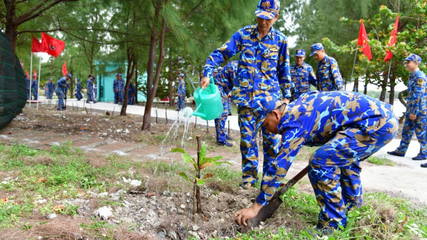 Trường Sa ra quân “Tết trồng cây”, tiếp tục phủ xanh các đảo