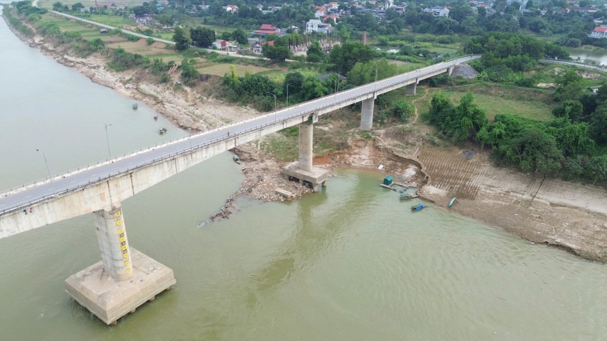 Lắp cầu phao tạm qua sông Lô (Phú Thọ) xong trước 29 Tết