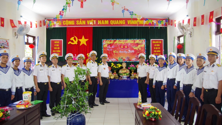 Trường Sa vào Xuân mới: Ấm tình đồng đội, chắc tay súng giữ biển đảo