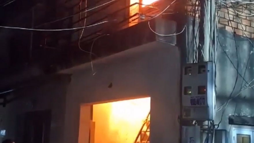 Cháy nhà ở TP.HCM trong đêm, cụ ông được giải cứu khỏi biển lửa