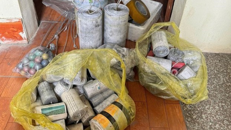 Bắt nhóm sản xuất, buôn bán pháo nổ qua chuyển phát nhanh