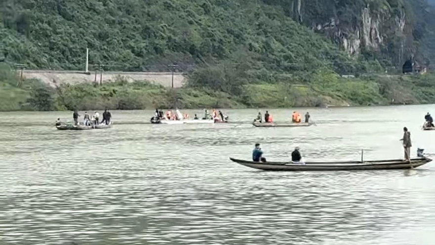 Vụ lật thuyền trên sông Gianh: 2 người chết, 2 người mất tích