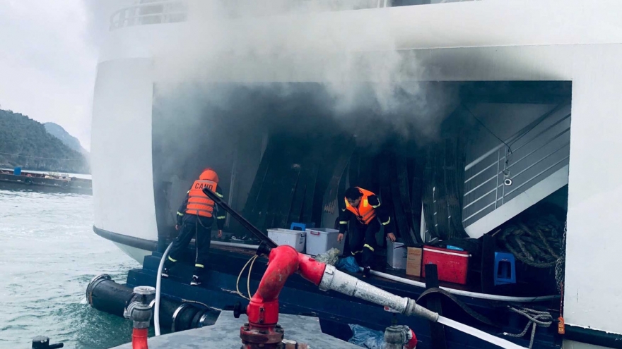 Dập tắt đám cháy trên tàu du lịch tại Cát Bà