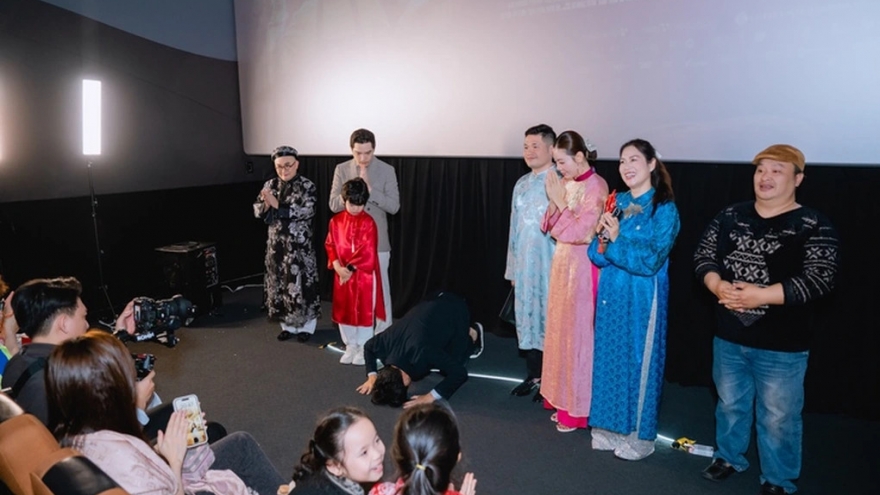 Đạo diễn “Mùi phở” lên tiếng về màn quỳ gối gây tranh cãi