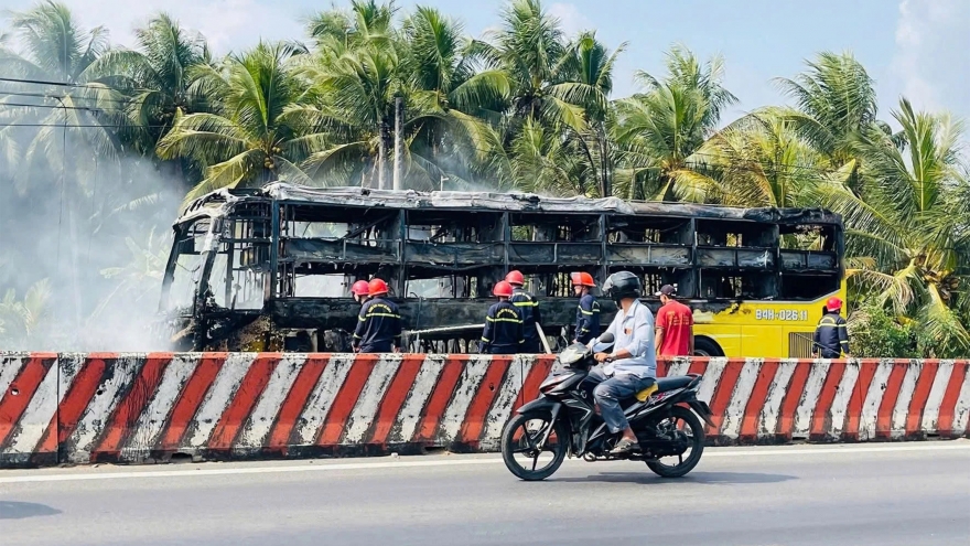Vĩnh Long: Xe khách bốc cháy dữ dội, 20 hành khách thoát nạn trong gang tấc