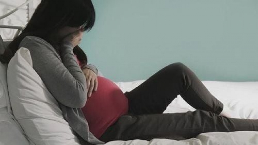 Bi kịch “chồng già – vợ trẻ”: Làm gì khi vợ trẻ có thai với người khác?