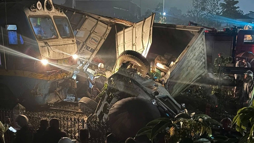 Hai người tử vong tại chỗ trong vụ tàu hỏa va chạm với xe tải ở Ngọc Hồi (Hà Nội)