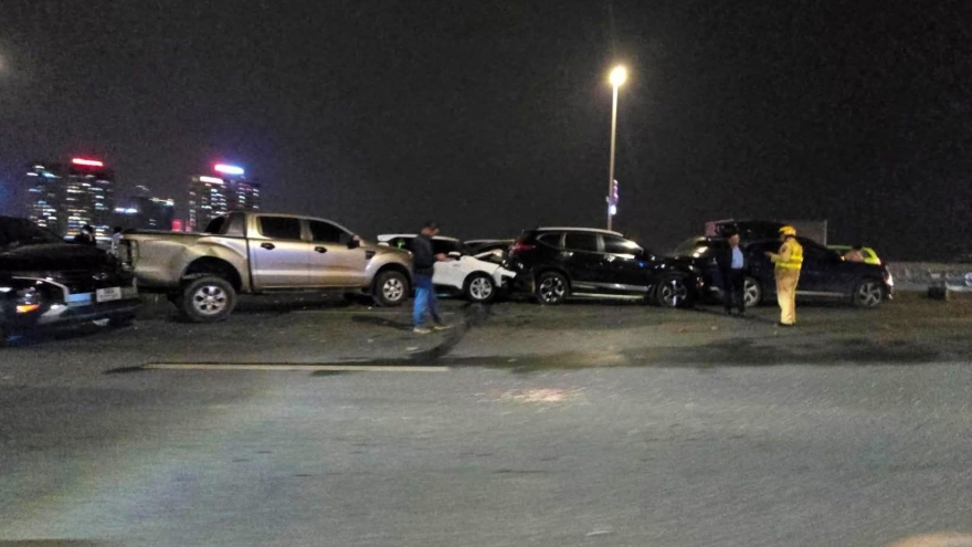 5 ô tô "dồn toa" trên cầu Nhật Tân, Hà Nội