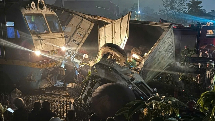 Tàu hỏa đâm xe tải ở khu gian Văn Điển – Thường Tín, nhiều người mắc kẹt