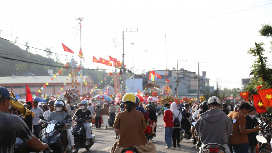 Du xuân phiên chợ độc nhất Gia Lai họp vào Mùng 1 Tết