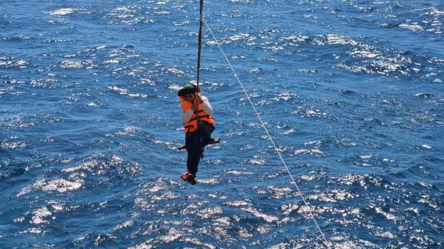 "Đi máy bay trên biển", phút nghẹt thở để chạm tay vào nhà giàn