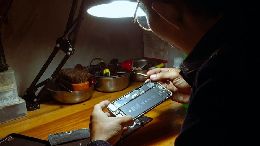 iPhone sắp phải trang bị pin rời?