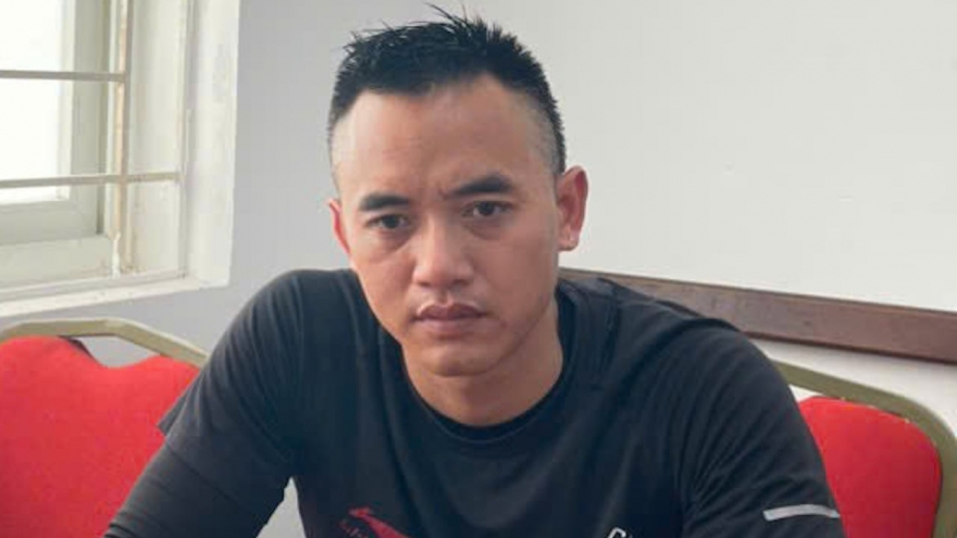 Tạm giữ hình sự tài xế xe bán tải tạt đầu xe máy chở theo trẻ nhỏ