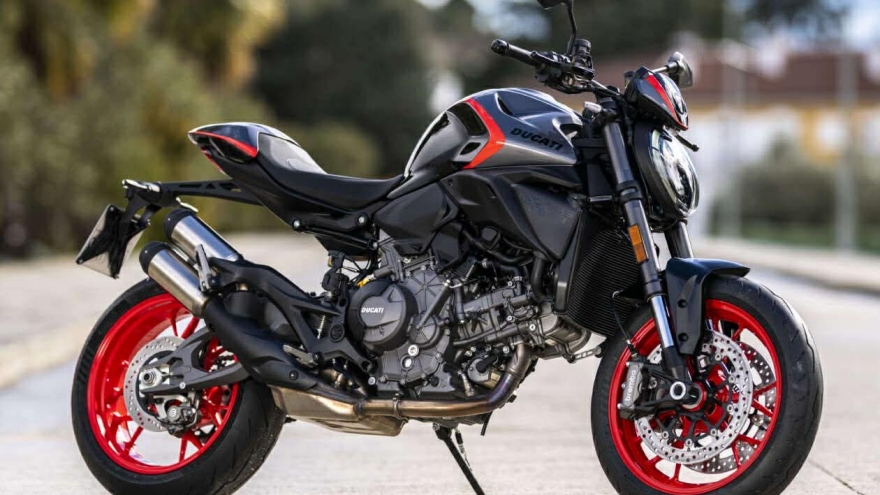 Ducati Monster 2026 thêm màu Sport Livery, lần đầu có cruise control