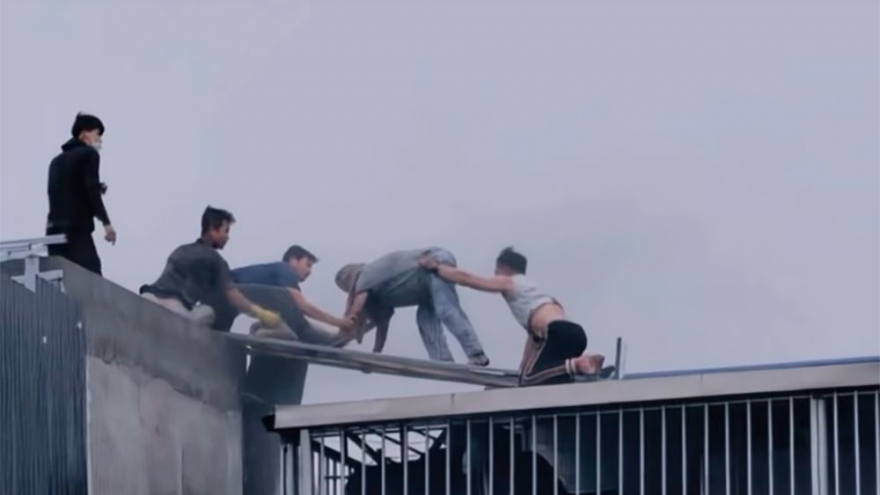 Lời kể của 2 người đàn ông phá mái tôn cứu 7 người bị mắc kẹt