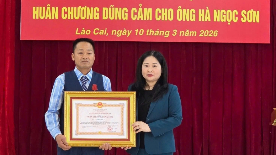 Trao Huân chương Dũng cảm cho người đàn ông cứu 6 người trên hồ Thác Bà