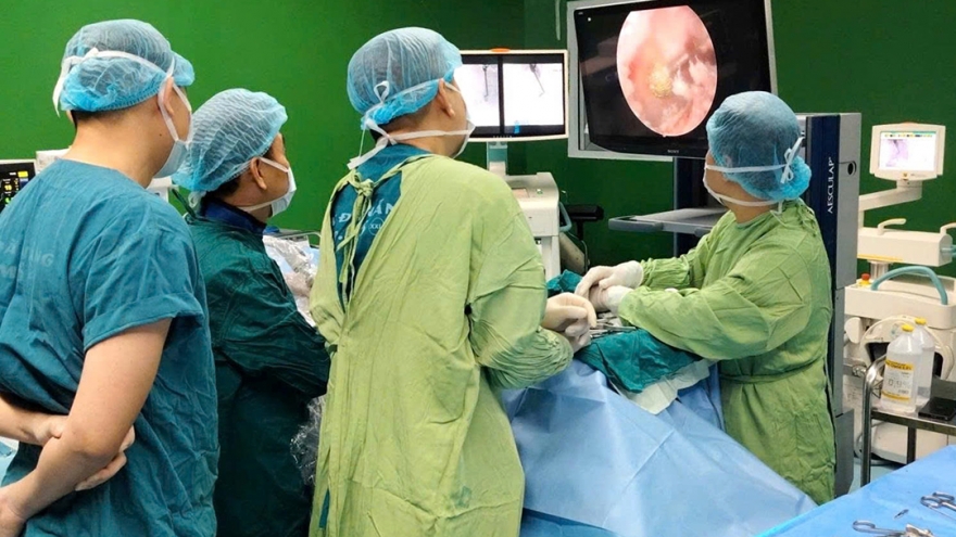 Thực hiện thành công ca phẫu thuật cột sống nội soi hai cổng đầu tiên tại Đà Nẵng