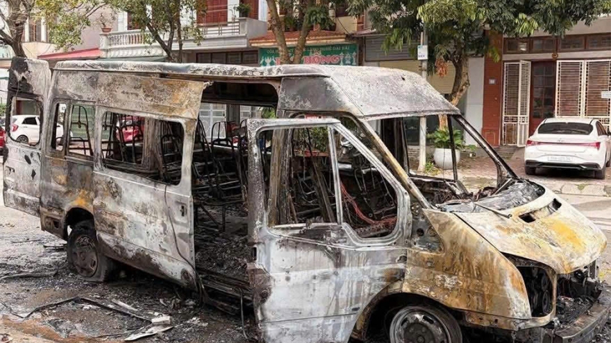 Đang lưu thông trên đường ở Bắc Ninh, một xe ô tô 16 chỗ bất ngờ bốc cháy