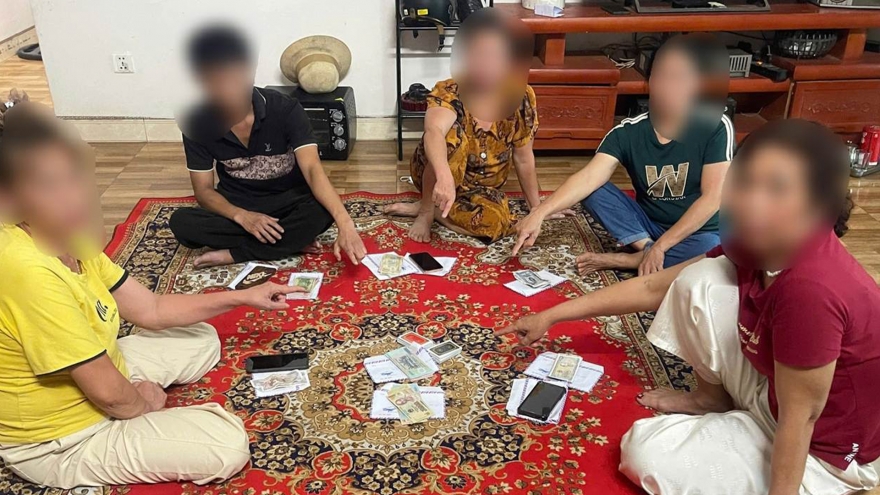 Đánh bạc ngay tại nhà, 6 người bị tóm gọn