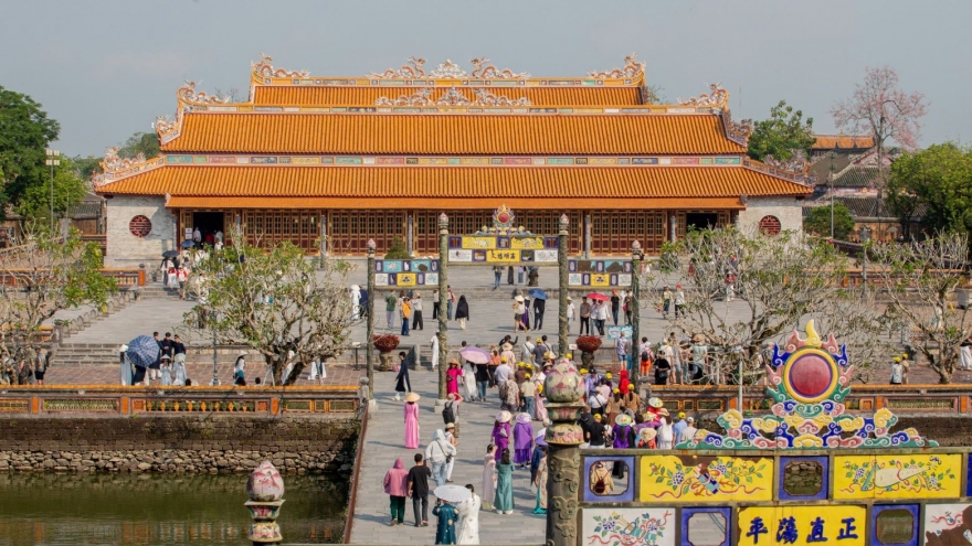 Đông đảo du khách tham quan di tích dịp kỷ niệm Ngày giải phóng Huế