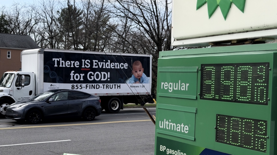 Giá xăng tăng vọt sau cảnh báo cứng rắn của ông Trump nhằm vào mỏ khí đốt Iran