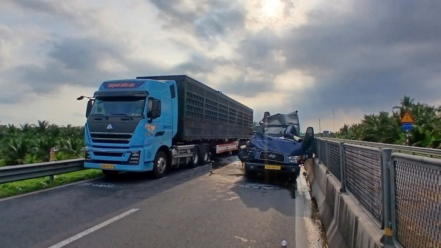 Ô tô tải đâm vào container làm một người tử vong tại Đồng Tháp
