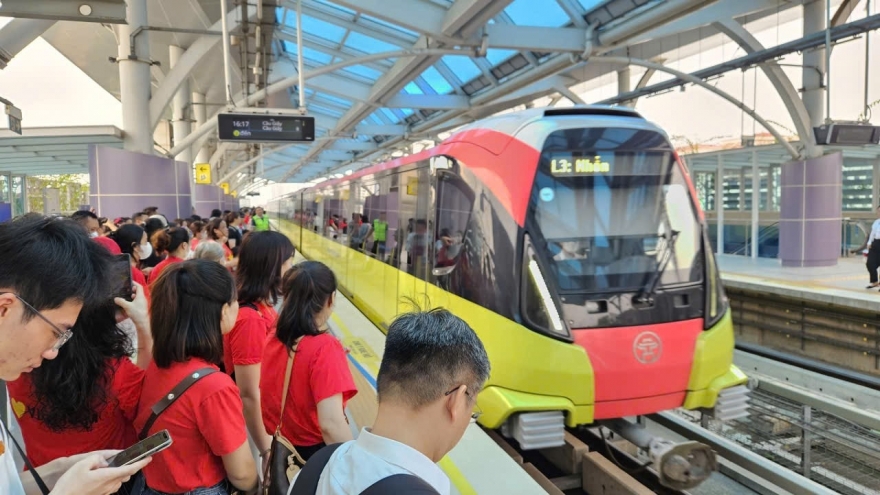 Nhiều người trẻ chọn tàu điện để tiết kiệm chi phí