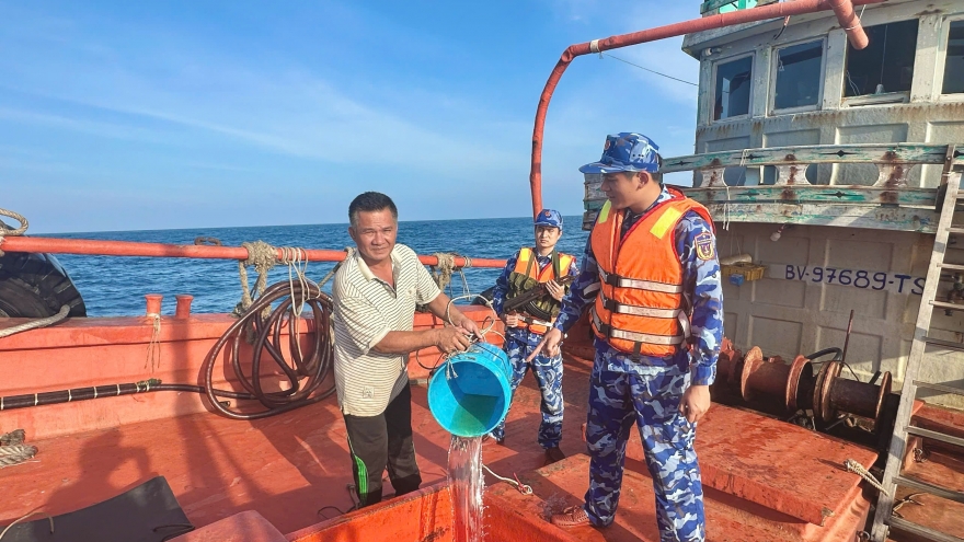 Bắt giữ 1 tàu cá vận chuyển trái phép khoảng 50 ngàn lít dầu Diesel (D.O)