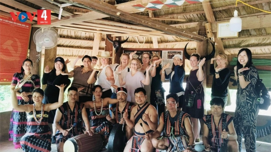 Người Cơ Tu học tiếng Anh để làm du lịch