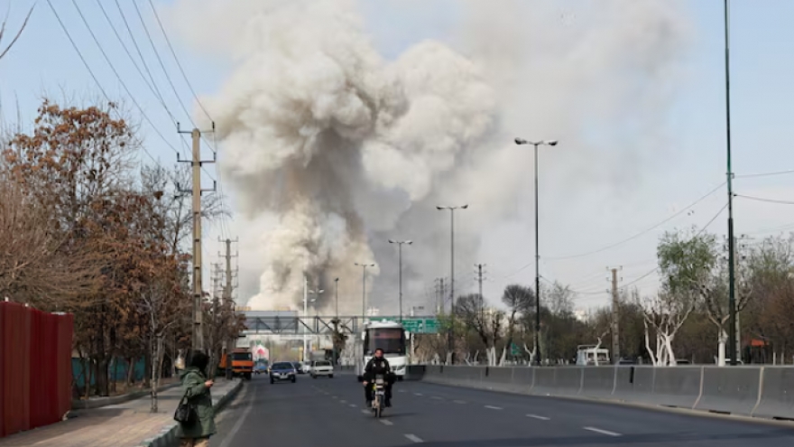 Israel thả hơn 10.000 quả bom xuống Iran, Mỹ điều thêm lực lượng đến Trung Đông