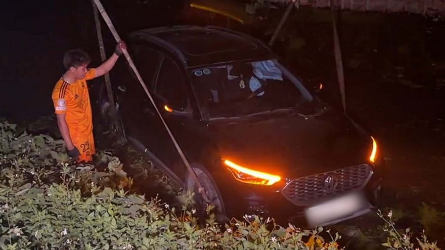 Ô tô bị tàu hàng húc văng xuống mương khi băng qua đường ngang dân sinh ở Hà Nội