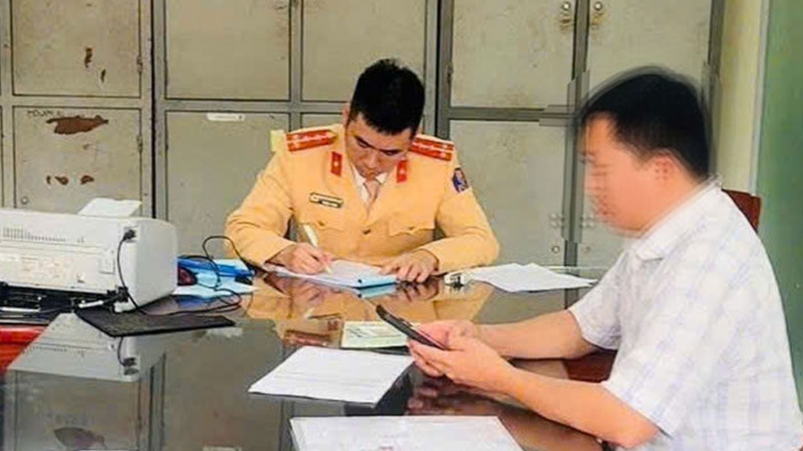 Tài xế taxi vừa lái xe vừa dùng điện thoại bị xử lý