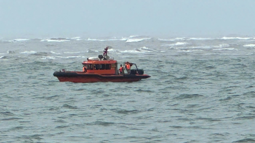 Chìm thuyền đánh cá tại cửa Gianh (Quảng Trị), một ngư dân mất tích