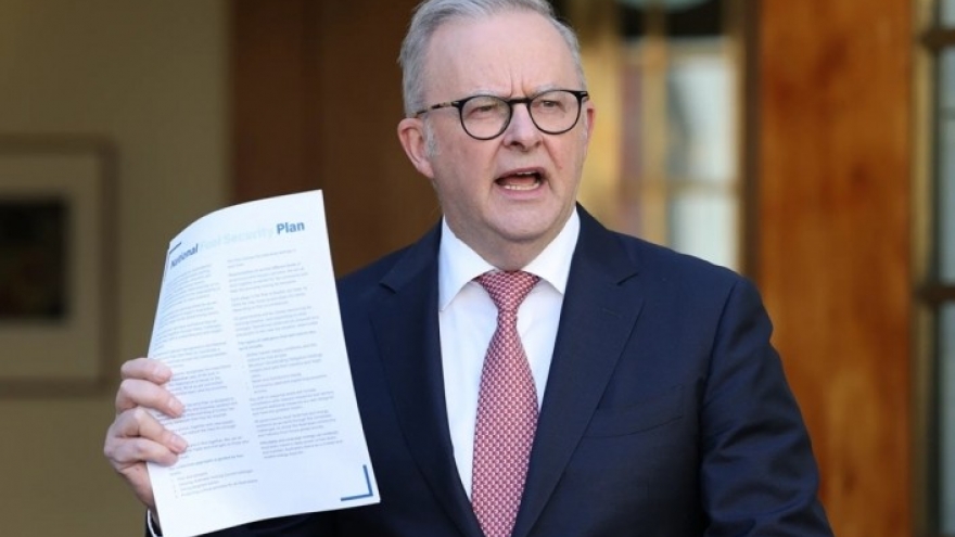 Australia miễn thuế xăng dầu, phương tiện công cộng để giảm áp lực với người dân