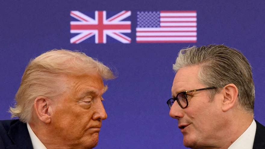 Tổng thống Mỹ và Thủ tướng Anh điện đàm sau căng thẳng ngoại giao