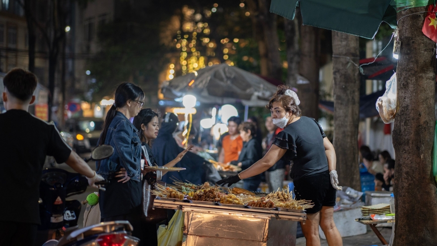 Nhan nhản hàng quán lấn chiếm vỉa hè sau "tối hậu thư" của Giám đốc Công an Hà Nội