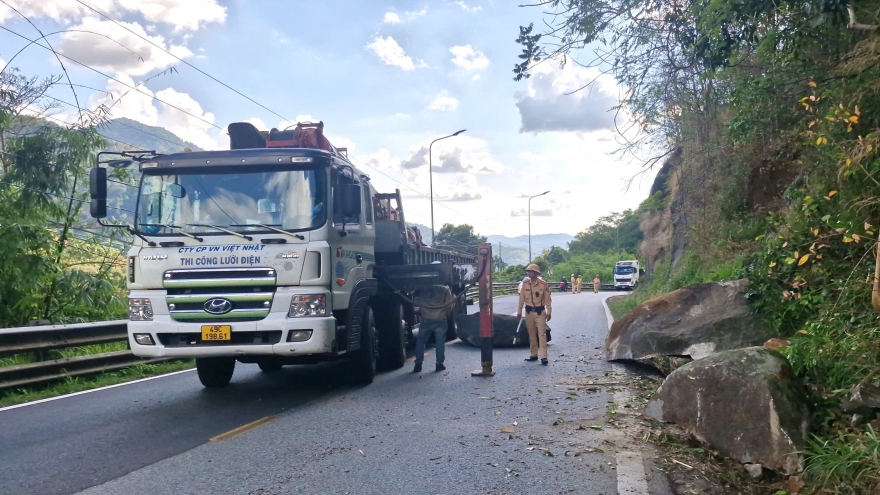 Lâm Đồng xử lý khối đá lớn treo lơ lửng trên đèo Bảo Lộc