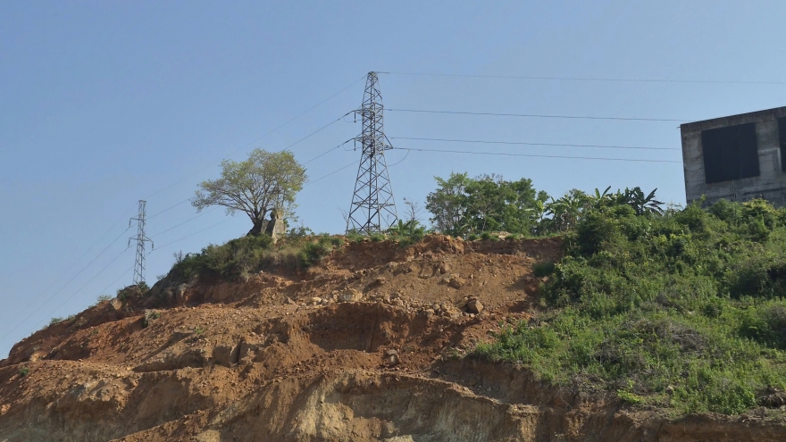 Khánh Hòa yêu cầu kiểm tra việc khai thác đất trái phép ảnh hưởng điện cao thế