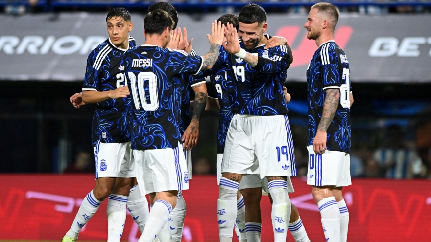 Messi nhường đồng đội sút penalty trong chiến thắng "5 sao" của ĐT Argentina