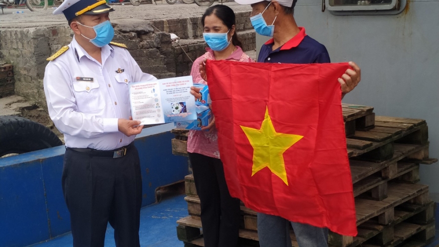 Bộ Tư lệnh Vùng 1 Hải quân cùng ngư dân vươn khơi mùa Covid-19
