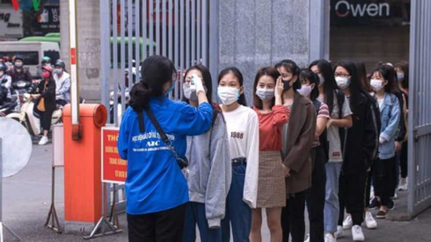 Sinh viên trở lại trường nhưng một số vẫn học online đảm bảo giãn cách