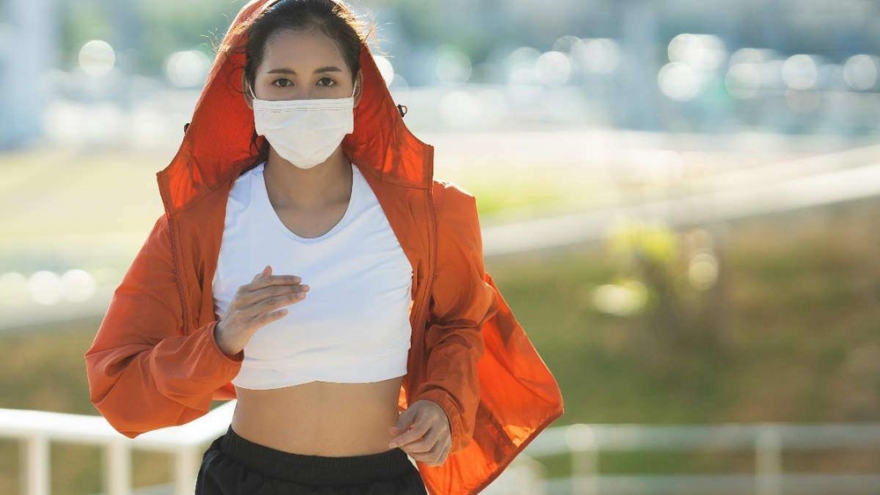 Nguy cơ sức khỏe khi vừa chạy bộ vừa đeo khẩu trang