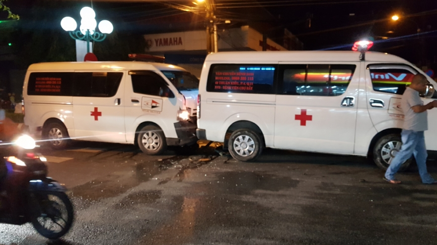 Phanh gấp tránh xe máy, 2 xe cấp cứu va chạm mạnh